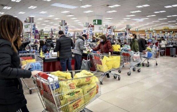 Карантин: кияни кинулися скуповувати продукти в супермаркетах (відео)