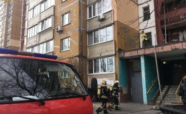 Пожежа в Києві на Троєщині: загинув чоловік