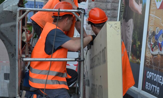 Боротьба з незаконною рекламою - комунальники демонтують, бізнес знову вивішує