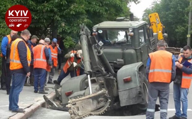 Замість ремонту дороги: в центрі Києва трактор провалився під асфальт