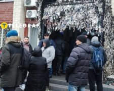 На Київщині, аби потрапити в ТЦК, щоб пройти ВЛК і не отримати штрафу - займають черги з ночі