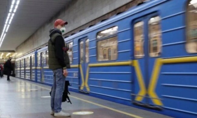 У київському метро людина впала під потяг. Рух уже поновили