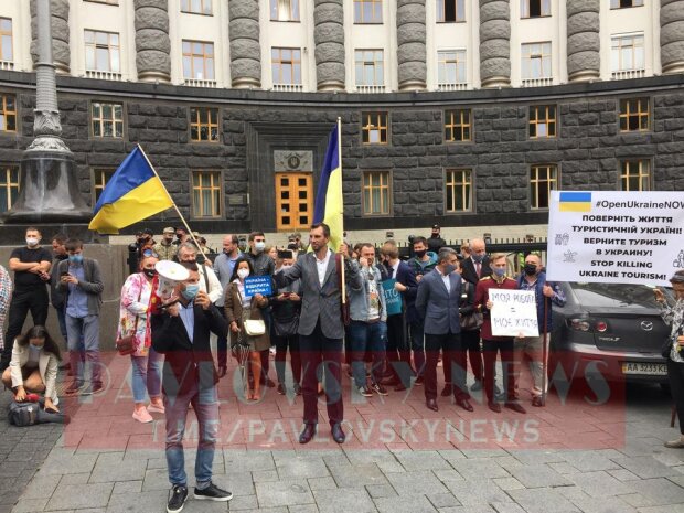 Під Кабміном вимагають пустити іноземців в Україну (фото)