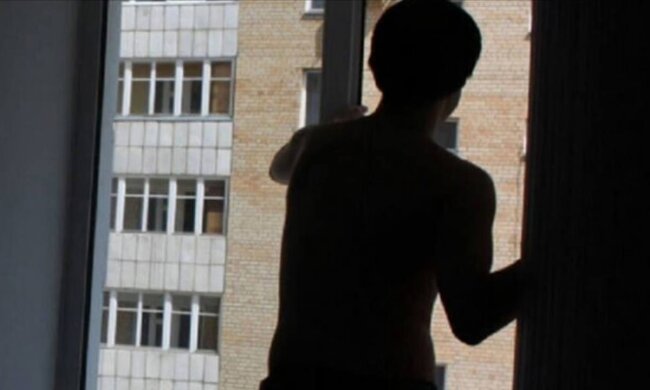 Неповнолітній хлопець намагався вистрибнути із вікна багатоповерхівки у Білій Церкві
