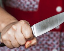 Киянка в ході п’янки штрикнула ножем свого сина