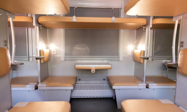 У поїзді Київ-Чернівці модернізували плацкартні вагони, де з'явилось покращене освітлення, санвузли та кондиціонери