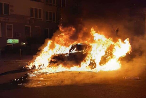 Вночі в Києві вщент згорів автомобіль (відео)