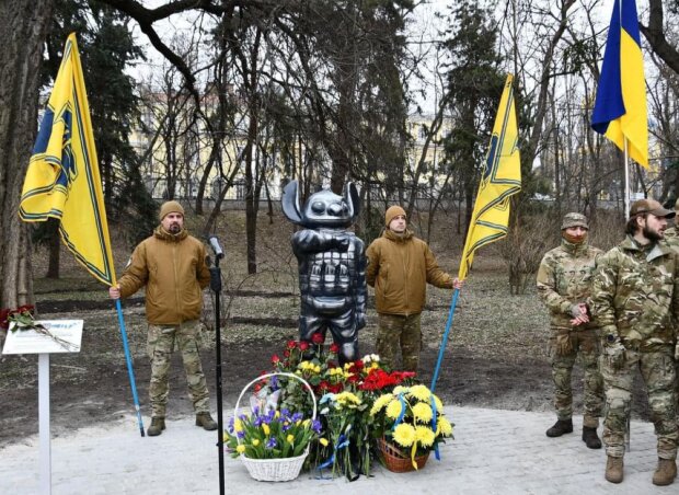 У Києві відкрили незвичну скульптуру на честь загиблого воїна-добровольця