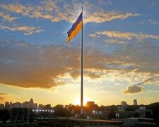У Києві змінюють головний прапор України