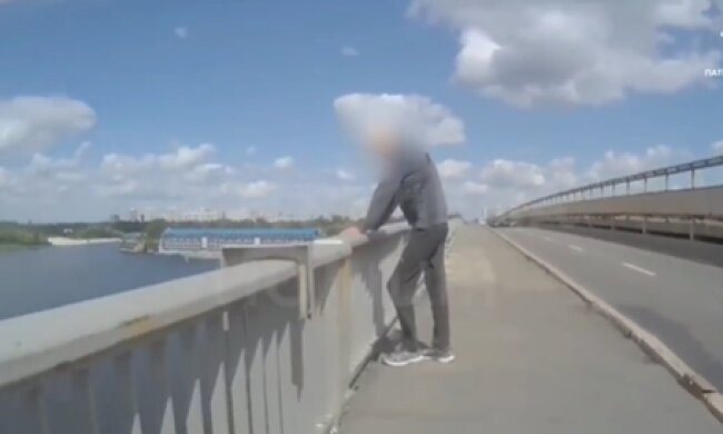 Патрульні столиці врятували чоловіка від суїциду у Києві