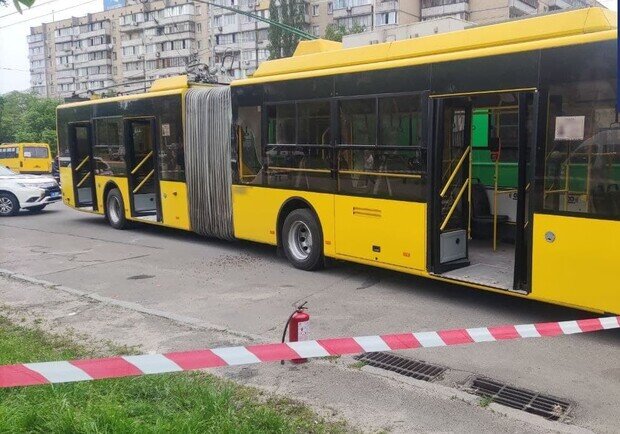 У київський тролейбус кинули запальну суміш