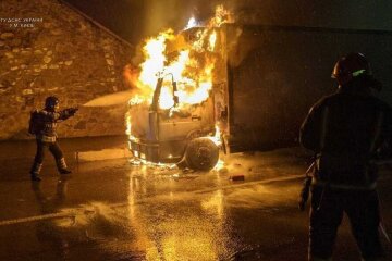 У Києві вщент згоріли кілька автомобілів та склад