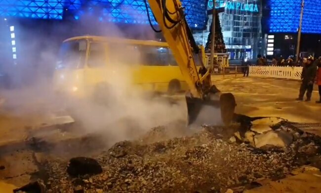 Повінь з окропу на Либідській: людей із ТЦ виносили на руках