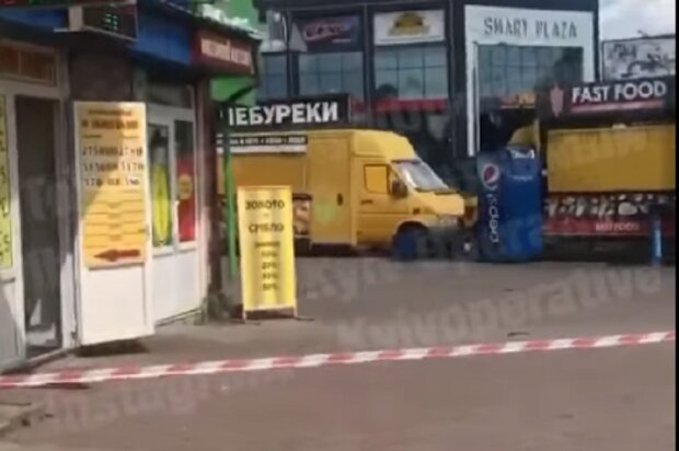 Людей евакуйовано: біля метро Мінська знайшли підозрілу валізу (відео)