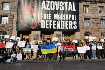 Під Київрадою вже третій протестний мітинг за останні тижні — ЗА додаткове фінансування ЗСУ і ПРОТИ перекладання бруківки