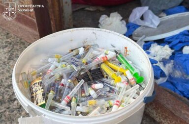Замість утилізації — небезпечне звалище: у Києві викрили склад із тоннами медвідходів