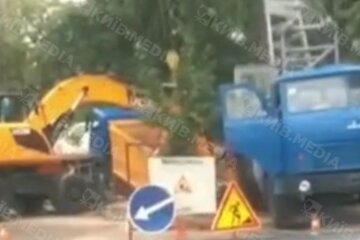 На Лісовому масиві під асфальт провалилася вантажівка
