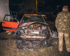 На Троєщині згоріла автівка, в якій декілька років мешкав чоловік