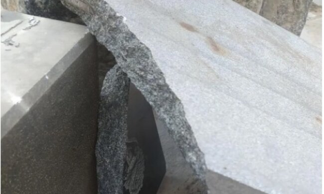 На Київщині вандали пошкодили меморіальну табличку пам’ятника “Жертвам Голокосту”