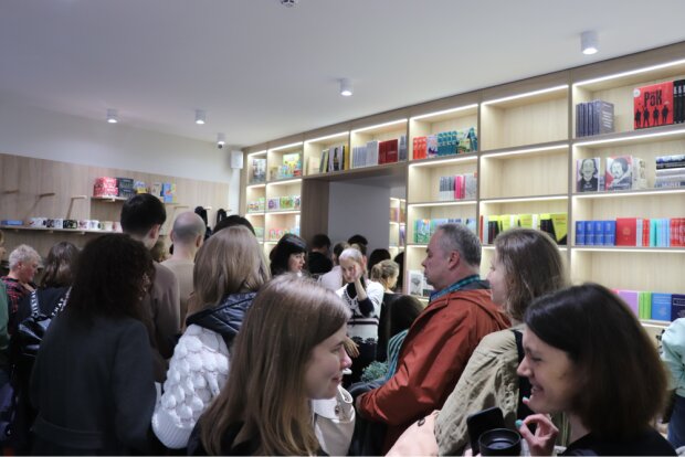 У Києві під час відкриття книгарні ВСЛ, зібралась черга у понад 1000 відвідувачів