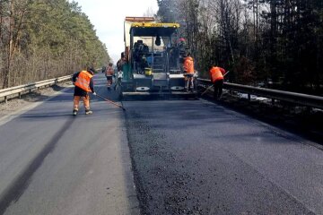 Дороги оживають: на головних трасах України масово латають асфальт