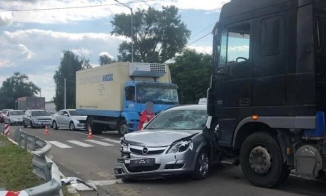 Смертельна ДТП під Києвом: на зупинці загинули 10-річна дитина і 60-річний чоловік