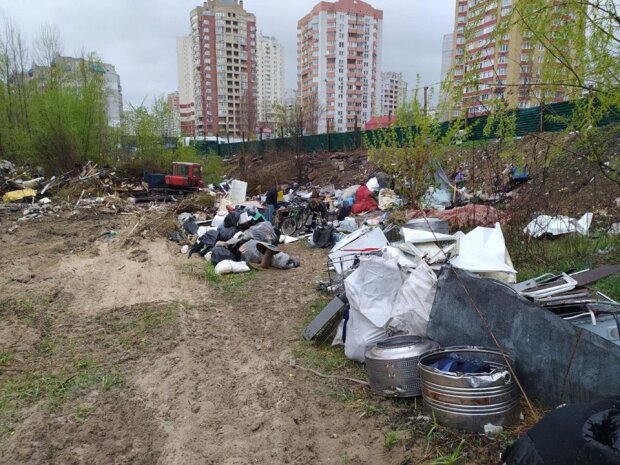 На Позняках комунальники знесли сміттєвий табір безхатченків
