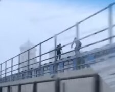 На київському мосту Метро знову відзначилися зачепери (відео)