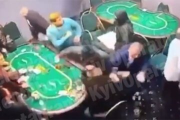 За участю депутата: у Києві зняли на камеру бійку у підпільному казино (відео)