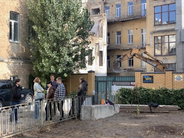 Вивозять цеглу зі зруйнованих стін — на місці зруйнованої пам'ятки на Рейтарській активісти перешкоджають забудовнику