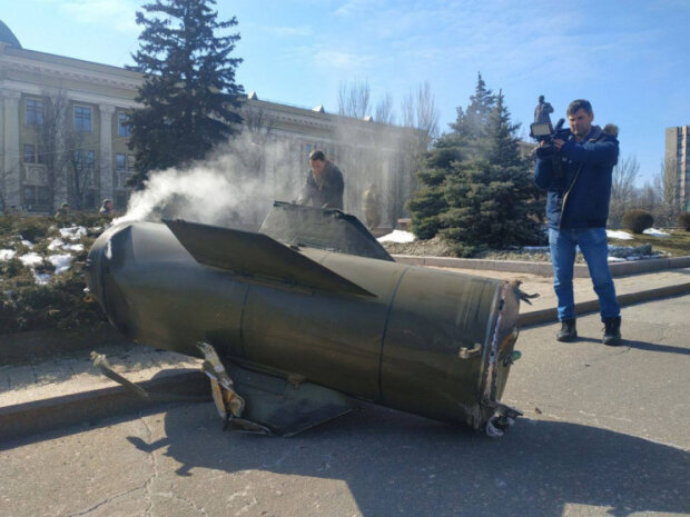 В центрі Донецька уламками балістичної ракети повбивало людей