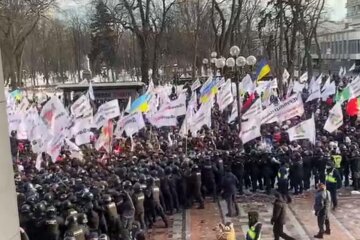 Поліція штурмує сцену ФОПів, рух у центрі Києва перекрито (відео)