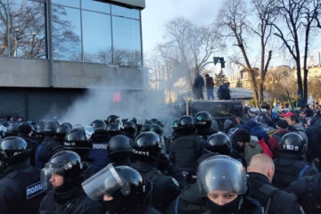 Під Радою сутички: постраждали поліціянти та журналісти (відео)