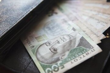 У Києві затримали двох жінок, які ошукали людей за схемою “ваш родич потрапив у ДТП” (відео)