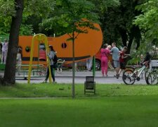 В ірпінському парку «Дубки» збудували дитячий майданчик