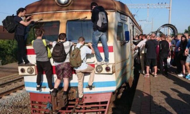 Показали, як кияни чіпляються за електричку, щоб встигнути на роботу