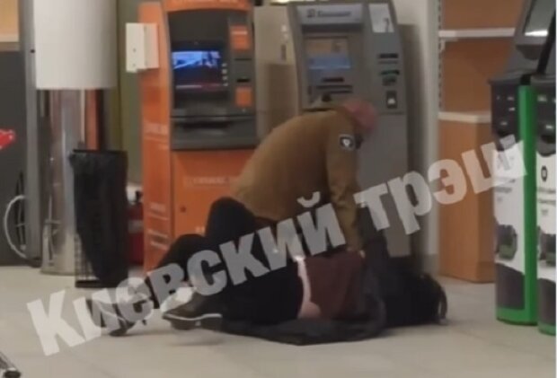 У Києві в супермаркеті охоронець побив жінку без сертифіката про вакцинацію (відео)