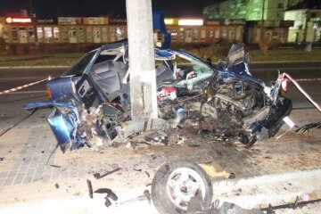 П’яний поліцейський влетів у стовп та вбив товариша: з’явилось відео аварії