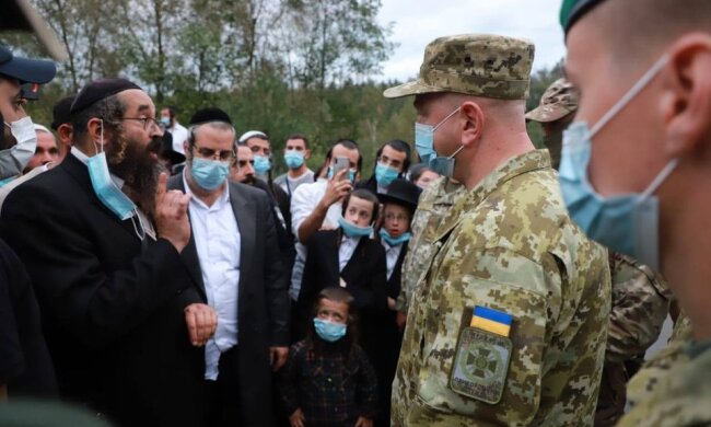 Дикі танці та співи: на кордоні сотні хасидів попри заборони намагаються потрапити в Україну (фото, відео) 