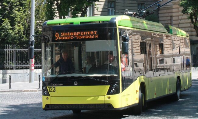 У Києві натовп чоловіків змушений був штовхати тролейбус, що зупинився на перехресті