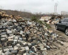 Дорожники незаконно перетворили на сміттєзвалище земельну ділянку на Солом’янці