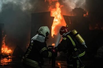 В результаті нічної атаки на Київщині відбулась пожежа на промисловому об'єкті