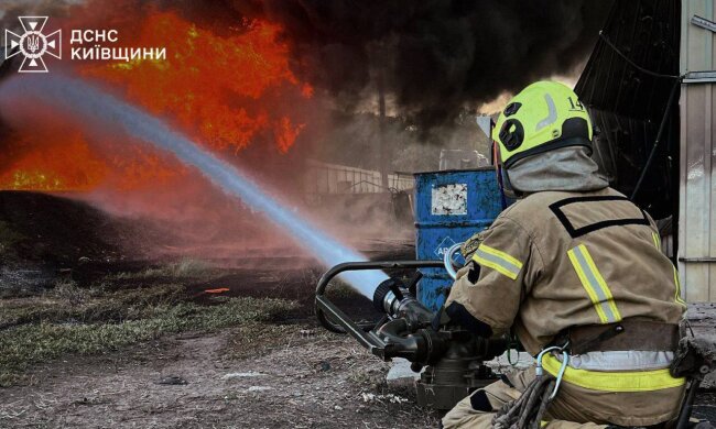 Трагедія на Київщині: окупанти атакували дронами харчове підприємство в Броварському районі, під завалами шукають людей