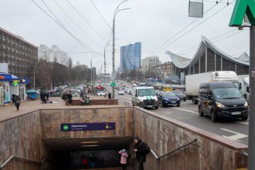 У Києві лікарня "викинула" паралізованого пацієнта просто на холодні сходи біля метро