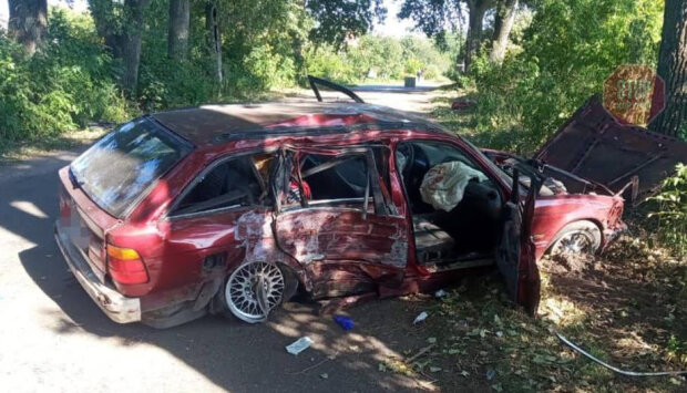 На Київщині автомобіль BMW врізався в дерево, загинув пасажир