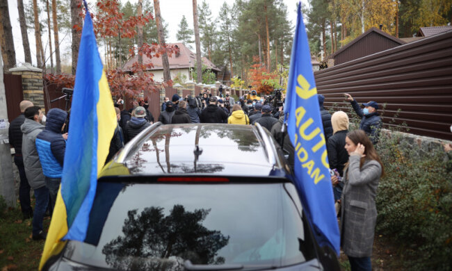 Під будинком голови КСУ Тупицького влаштували акцію протесту і бійку