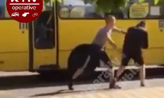 Хто перший: в Києві побились водії маршруток (відео)