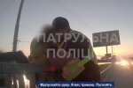 Патрульні Києва врятували дівчину від самогубства — вона перелізла через огорожу шляхопроводу