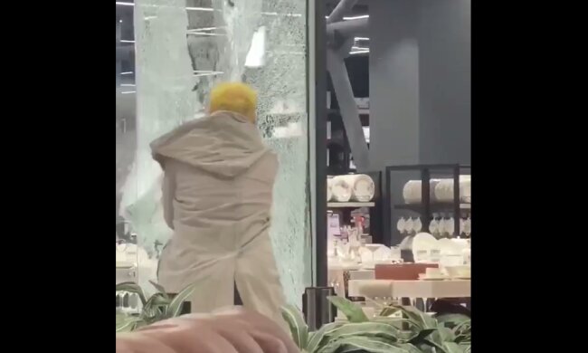 Гарік Корогодський кувалдою розніс вітрину у Dream Town (відео)