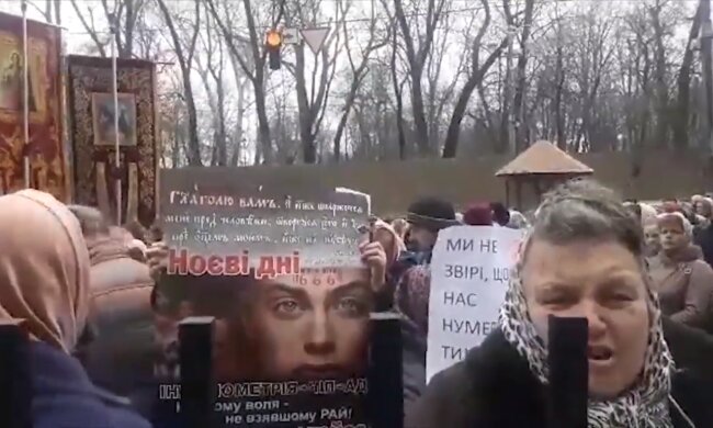 У Києві мітингують медики та православне братство